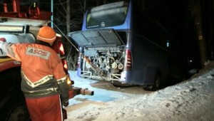 Autobus s turistami dostal šmyk, ostal naklonený nad zrázom