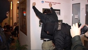 Policajná akcia v baroch. Policajti našli drogy, opité deti aj zbrane