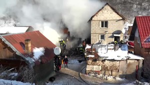 Niekoľko rodín prišlo pred Vianocami o strechu nad hlavou. V osade zhoreli tri skromné príbytky