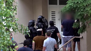 Policajti zadržali kuriérov s jedlom, ktorí sú podozriví z drogovej trestnej činnosti