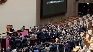 Politická kríza v Južnej Kórei eskaluje. Parlament odobral moc úradujúcemu prezidentovi