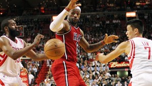 NBA: Spurs aj Celtics nezastavili absencie, karambol Knicks