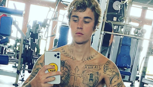 Zbavil sa tetovania?! Komplet potetovaný spevák nemá na sebe zrazu ani čiarku!