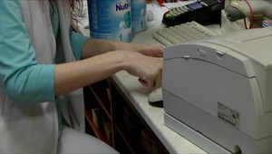 Pri výdaji liekov si všimol podivné správanie obsluhujúcej. Lekárnička z Hlohovca pracovala opitá