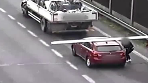 Kuriózna nehoda pred tunelom Sitina. Na vozidlo počas jazdy padlo dopravné značenie