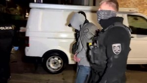 Zásah žilinských policajtov: V byte našli drogy. V putách odviedli jedného muža