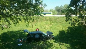 Zrážka áut na frekventovanom ťahu. Jedno z áut vyletelo z cesty