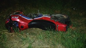 Motorkár († 26) bez prilby vpálil do plotu, silný náraz neprežil