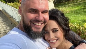 Romantika jako z červené knihovny: Zamilovaná dvojice si užívá ve vířivce!