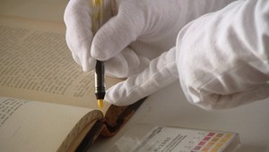 Vzácne listiny sa rozpadávajú, môže za to kyslý papier