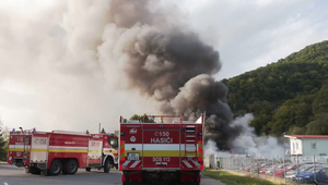 Pri požiari firmy horeli vraky áut a elektroodpad. Dym bolo vidieť až z diaľnice