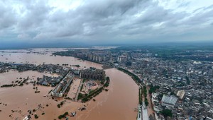 Tajfún Saudel ochromuje východ Číny, zastavil dopravu aj výučbu