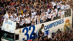 Ulice v Madride zaplnili tisícky fanúšikov Realu oslavujúcich titul