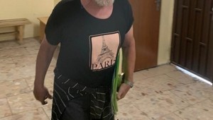 "Dokopem ťa a opľujem ťa ty kok**." Bohuslav, ktorý terorizuje záchranárov sa vyhrážal aj novinárovi TV JOJ