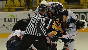 Medveščak Záhreb pre hromadnú bitku nedohral zápas v Litvínove