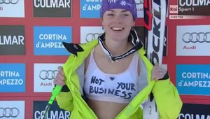 Mazeová v cieli super-G ukázala podprsenku s odkazom!