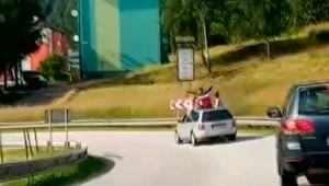 VIDEO: Partia mladých ľudí riskovala šialenou jazdou pri Dobšinej. Ich prípad má v rukách už polícia