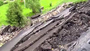 Situácia v obci Čavoj je naďalej alarmujúca. Oprava jedinej prístupovej cesty je v nedohľadne