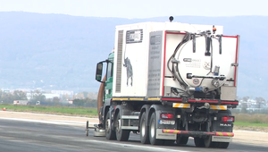 Bezpečnosť nadovšetko: Hydromamut čistí bratislavské pristávacie dráhy