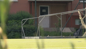 Muž údajne zanedbal údržbu ihriska, teraz čelí obžalobe za smrť chlapca. Padla naňho bránka