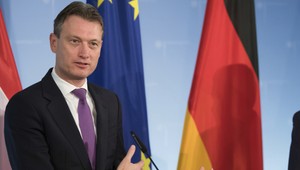 Minister zahraničných vecí odstúpil, pretože klamal