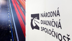 Národná diaľničná spoločnosť si obstarala luxusné vozidlá za milióny. KDH žiada od Ráža vysvetlenie