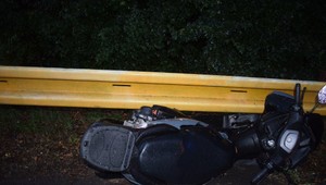 Vážna nehoda pri Šahách: Bývalý moderátor a pokrový hráč je v kritickom stave