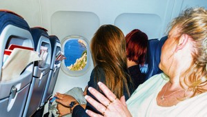 NECHUTNÉ: Čo by ste urobili, ak by vám počas letu na dovolenku urobila cudzia žena toto?