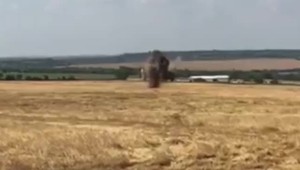 Traktorista zaťal do funkčnej míny z II. svetovej vojny. Druhýkrát sa narodil