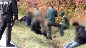 VIDEO: Pri slovensko - ukrajinskej hranici zastavili policajti osobné auto, vystúpilo z neho 12 migrantov