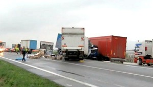 Po čelnej zrážke dvoch nákladiakov zomrel otec dvoch detí