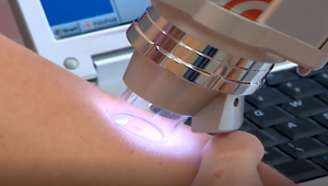 Nepotrebuje opaľovací krém: Tento status lekára sa zahráva so životmi