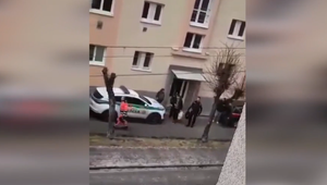 Muž bránil ženu pred agresorom, no sám teraz čelí trestnému stíhaniu