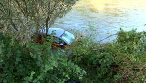 Auto po náraze skončilo vo Váhu. Vodičku unášal silný prúd, prežila len zázrakom