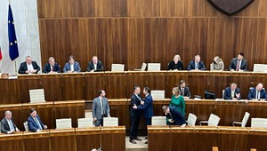 Minister vnútra Roman Mikulec zostáva na svojom poste. Za jeho odvolanie hlasovalo len 71 poslancov