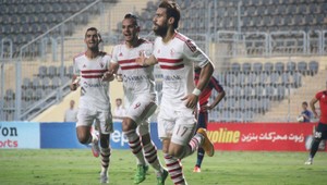 Famózne nožničky! Síce v obkľúčení, asi aj faulovaný, ale nezastaviteľný!