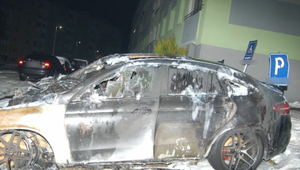 Z luxusného mercedesu zostal iba obhorený vrak