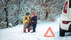 Chystáte sa na chatu? Týchto 7 vecí pri balení auta vám v zime môže zachrániť zdravie