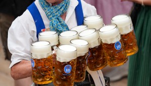 V Mníchove sa začal 189. ročník pivného festivalu Oktoberfest
