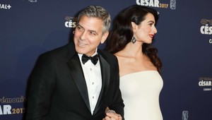 Manželka Georga Clooneyho, Amal,  predviedla v Paríži tehotenské bruško