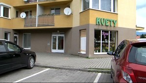 Opitý dôchodca zaparkoval autom v kvetinárstve