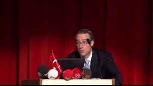 Vajíčkový útok na ekonóma! Študentom už došli nervy