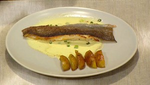 Pstruh v kokosovej kari omáčke s pečenými zemiakmi