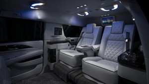 V predĺženom Cadillacu Sylvestra Stalloneho nechýbal luxus