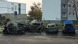 Päť horiacich áut. Obyvateľov zobudili výbuchy pneumatík a dym