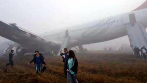 Havária lietadla s 238 ľuďmi. Stroj netrafil pristávaciu dráhu