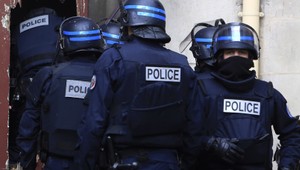 V Paríži zastrelili útočníka s nožom a falošnou bombou