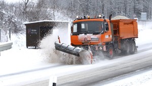 Kolóny, uzatvorené horské priechody a neupravené cesty. Sneženie skomplikovalo dopravu