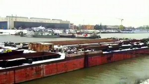 VIDEO. Na Dunaji sa potápa nákladný čln, má dve diery!