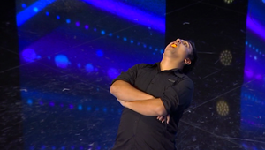 Úžasný žonglér so zmyslom pre humor: Žonglovať dokáže aj bez rúk!